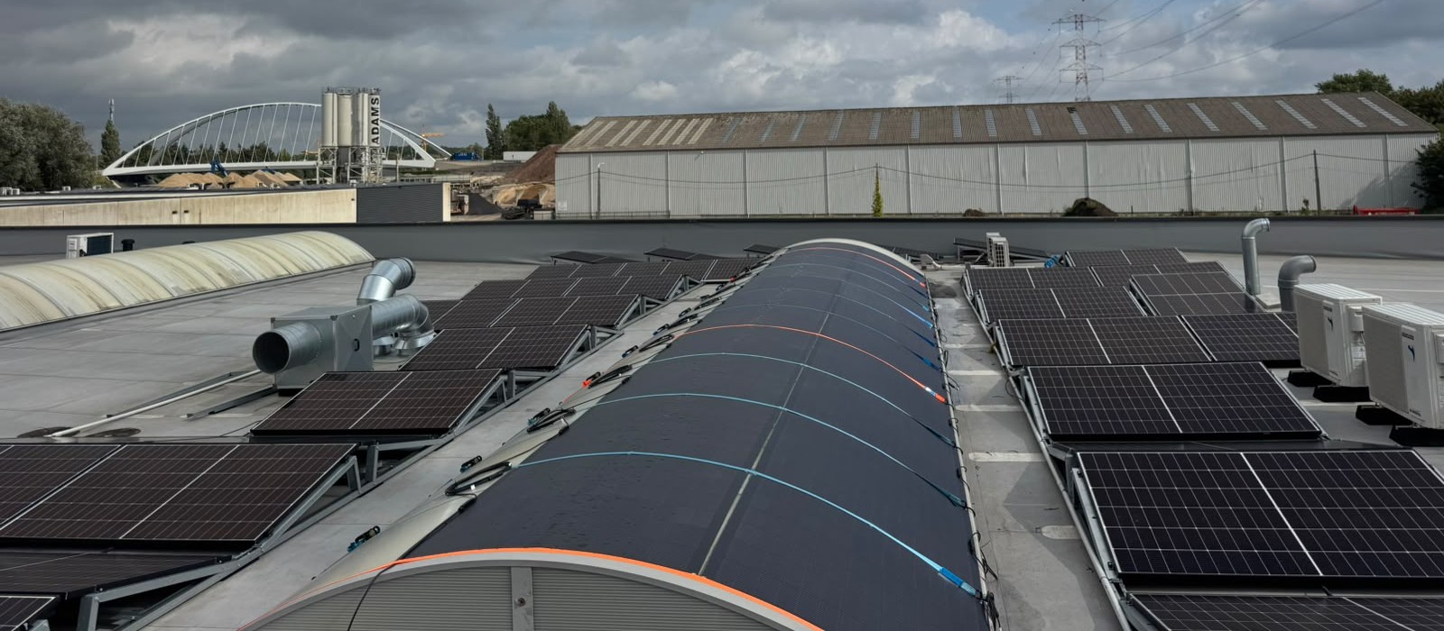 La hilera flexible curva se encuentra con los m&oacute;dulos r&iacute;gidos sobre estructuras inclinadas de las zonas planas