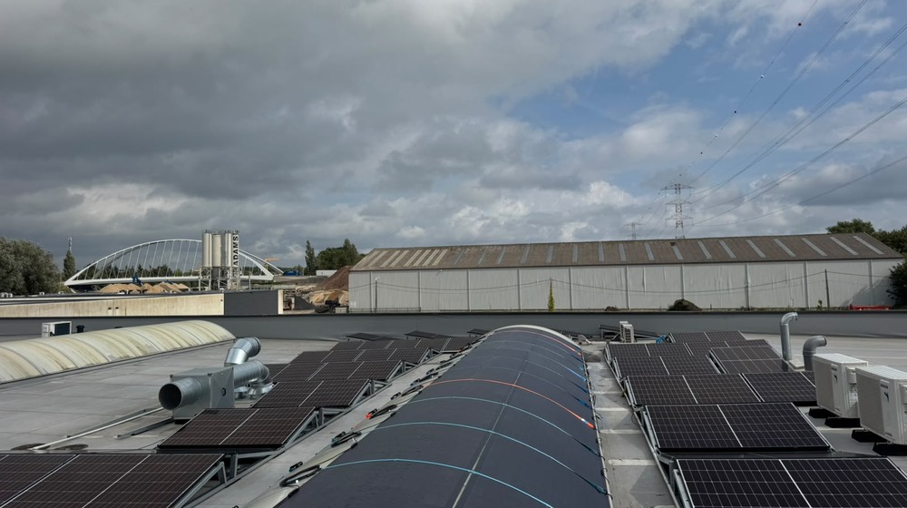 Cubierta de f&aacute;brica en B&eacute;lgica con m&oacute;dulos solares flexibles sobre una b&oacute;veda y m&oacute;dulos r&iacute;gidos en las zonas planas